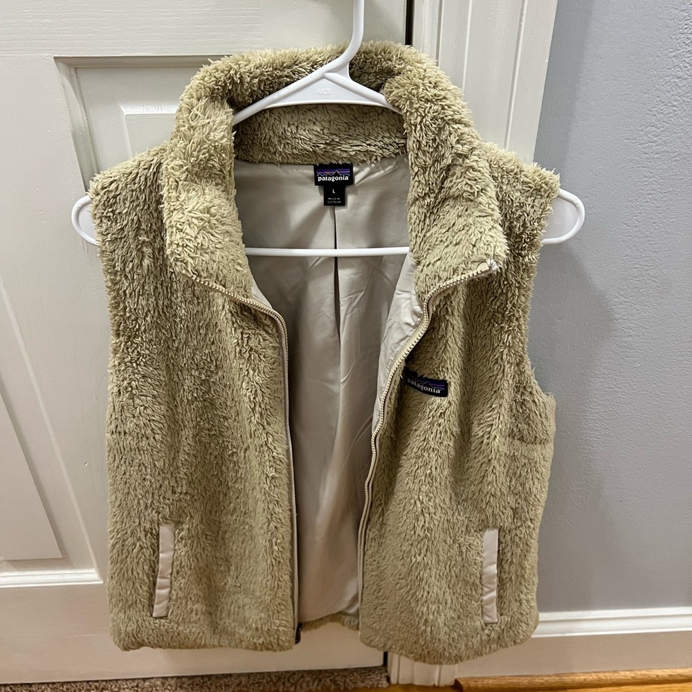 Patagonia Sherpa Fleece Vest in Cream